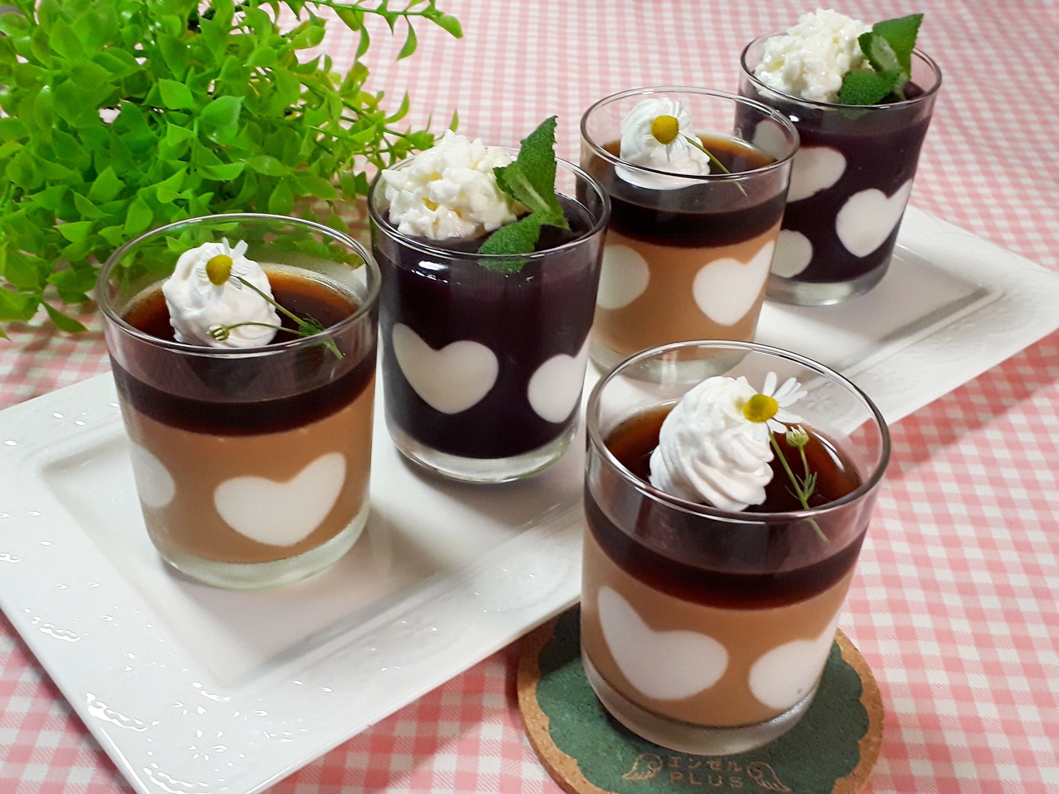 森永のゼラチンを使って、ハートがいっぱい♪コーヒーゼリーとぶどう