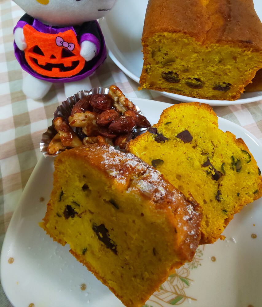 森永のホットケーキミックスを使って かぼちゃのパウンドケーキを作りました かぼちゃは皮ごとペーストにして アーモンドプードル レーズンはラム酒に漬けたものを生地に入れました バターの香りとかぼちゃの甘 エンゼルplus By 森永製菓