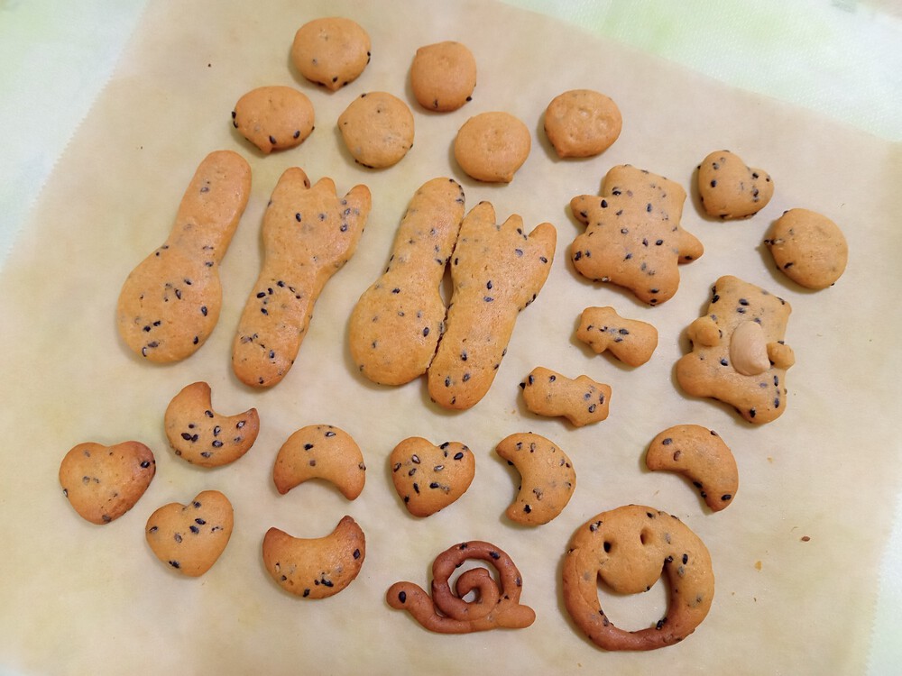 今日は、子どもと一緒に【 黒ごまクッキー 】作りました。やさい大好きさんの『子どもの日クッキー』で、可愛いクッキーたちを見て、すーっごく惹かれ