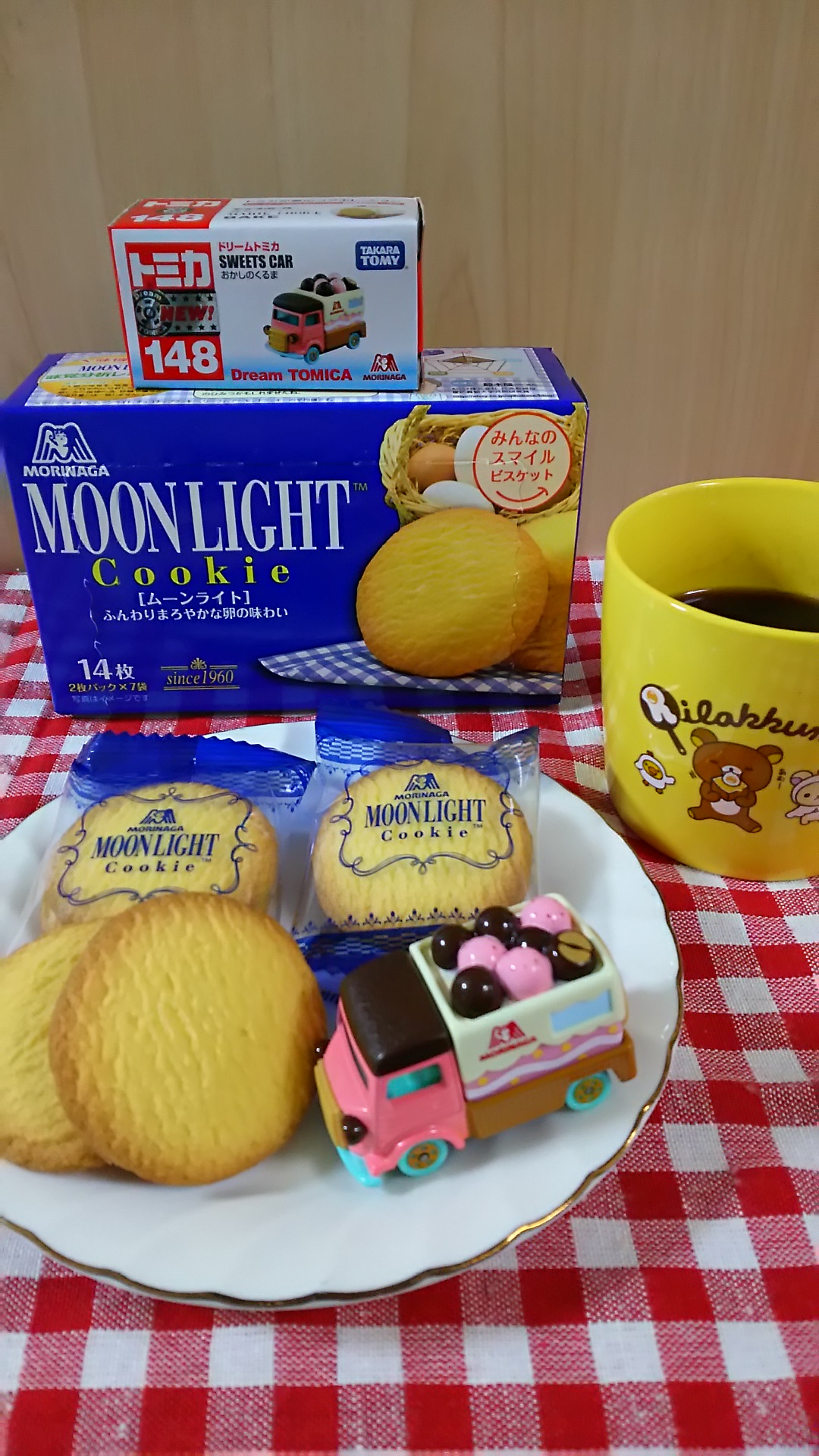 今日のオヤツはムーンライトとコーヒーです。キャンペーンで頂いた
