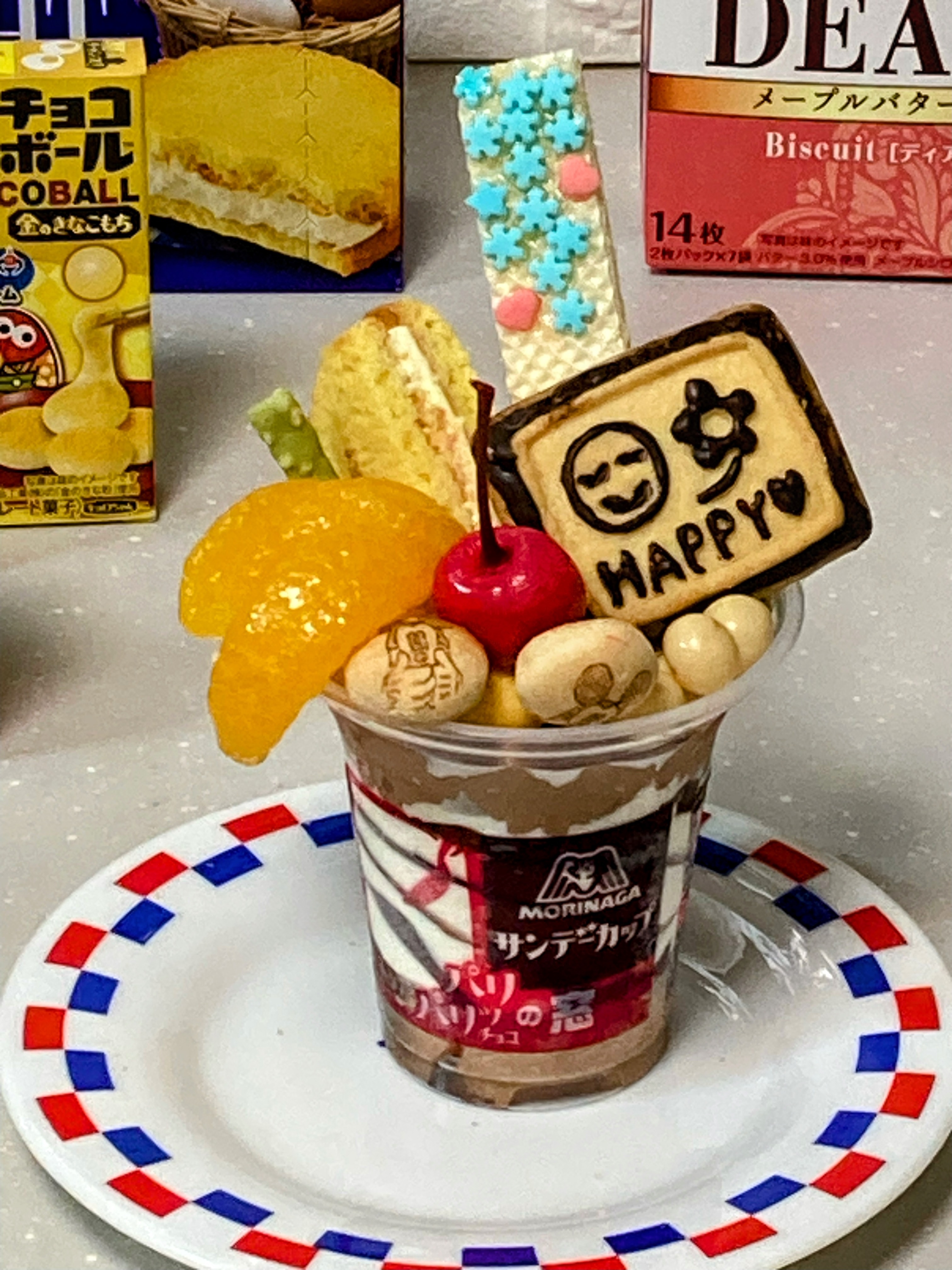 サンデーカップをフルーツなどでカラフルにアレンジしました。家にある